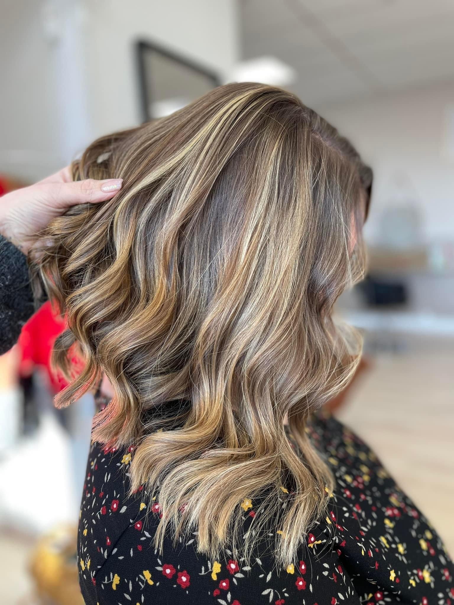 Cheveux mi long ondulé salon de coiffure sains du nord