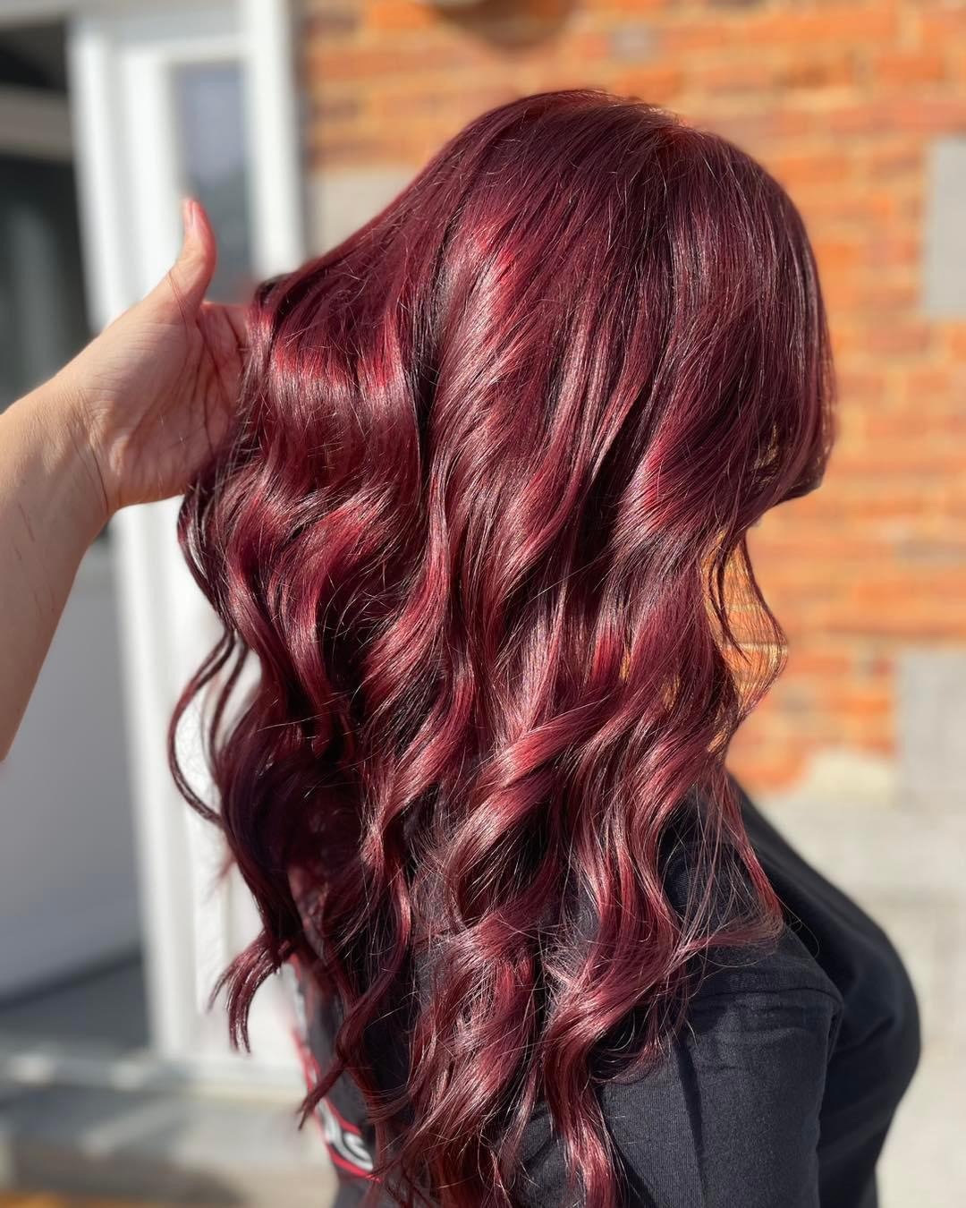 Coiffeur - Salon de coiffure - Berlaimont - Coloration violette sur cheveux longs ondulés